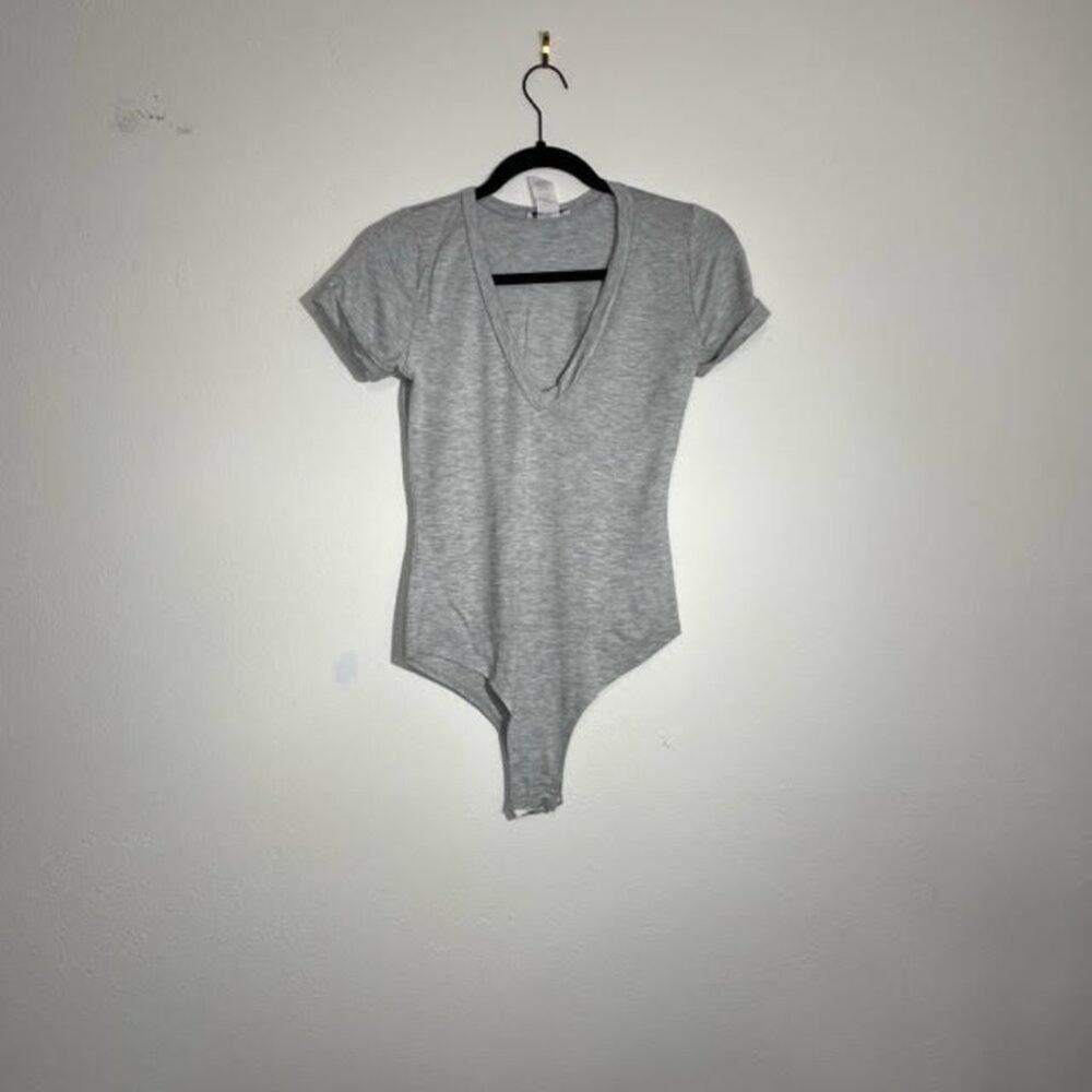 FASHION NOVA Gray Fitted V Neck Bodysuit Small